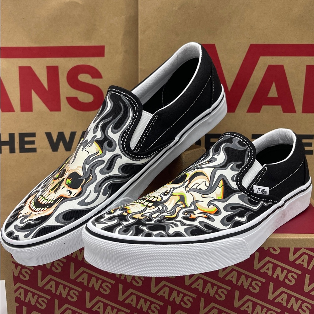 Vans Men’s Classic Slip-On
Flame Skull Black/True White
VN0009Q7BMX Sneakers - Picture 6 of 16